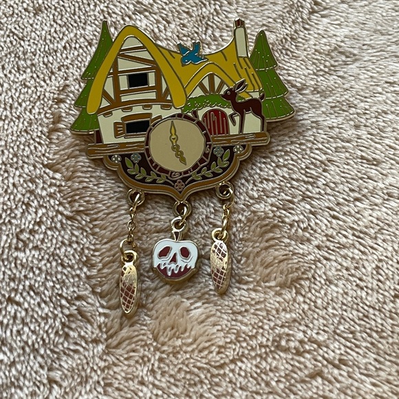 Disney Trading Pin Cuckoo for Disney Snow
White's Enchanted Adventure - Picture 1 of 3
